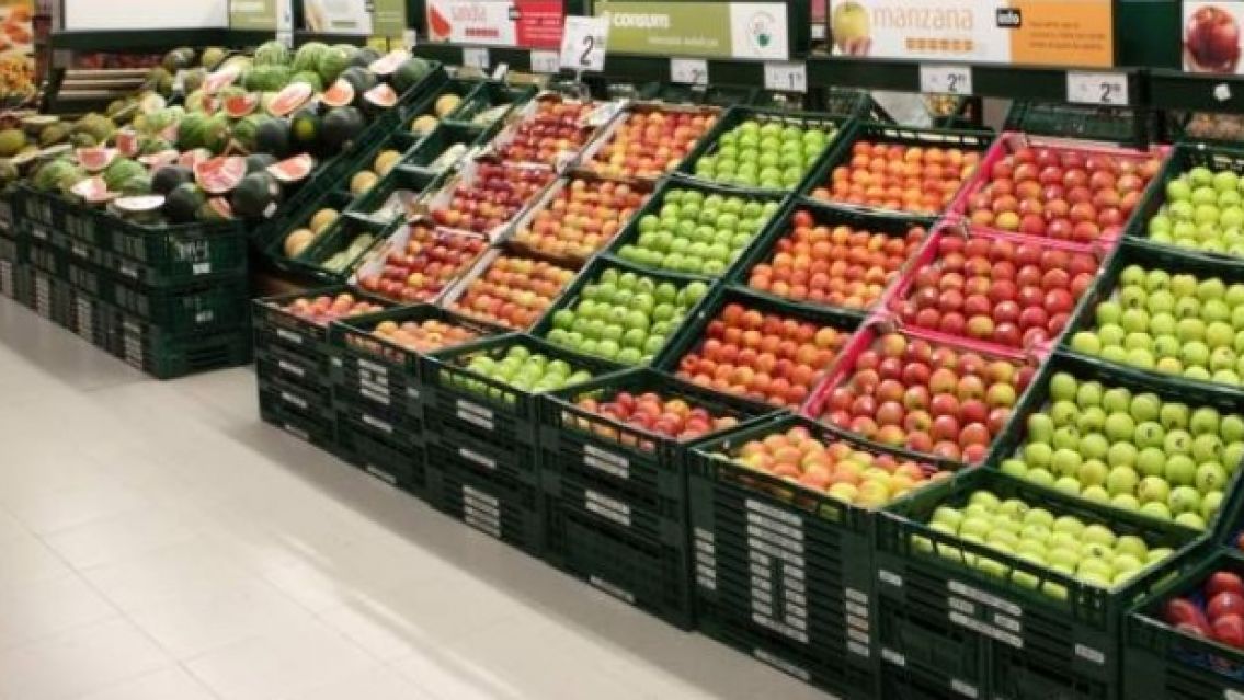Por la crisis, asi se vende el durazno en los supermercados: "Primera vez que veo esto"