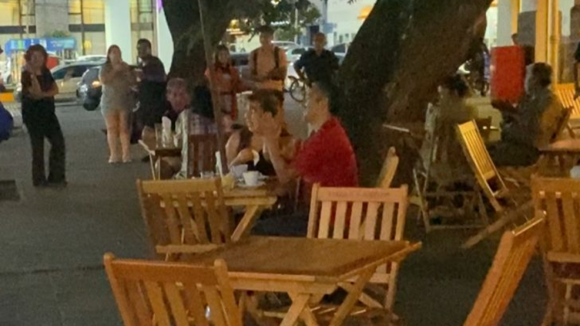 Hizo llorar a su novia en el shopping y todos sacaron el celular para filmar