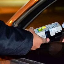 Comadre se pas&oacute; de "chupi" y casi causa una tragedia: Dos choques en segundos