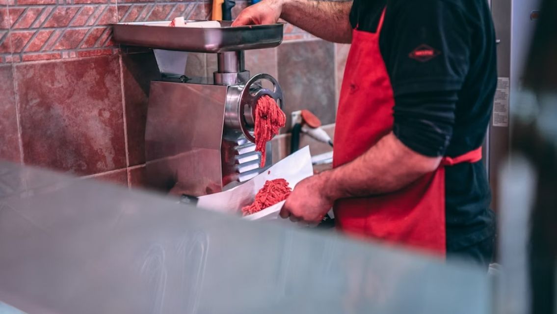 Carnicero de Jujuy mol�a carne y se tritur� la mano: la amputaron una parte�