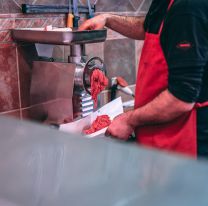 Carnicero de Jujuy molía carne y se trituró la mano: la amputaron una parte
