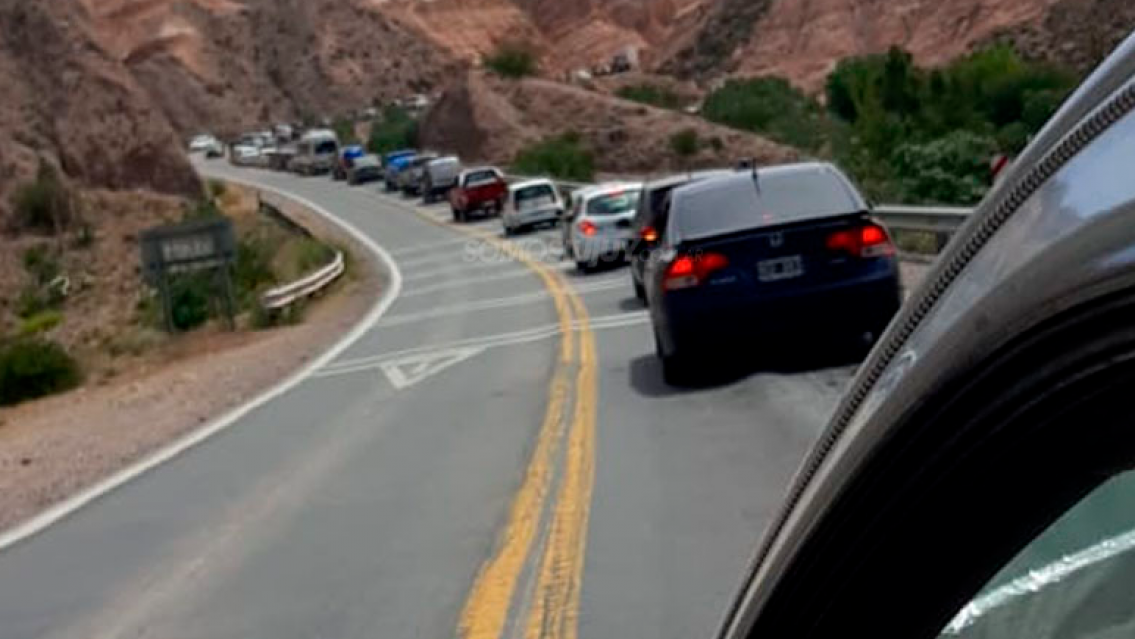 "A paso de hombre": La ruta 9 totalmente colapsada por el Carnaval