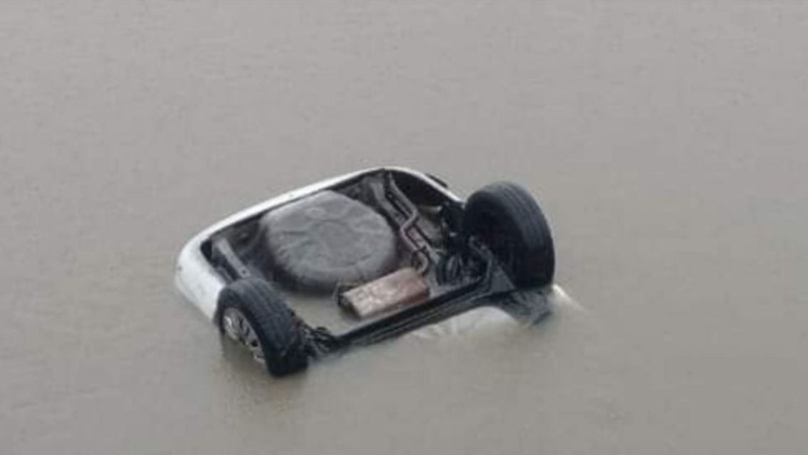 Se despist� en la ruta y cay� a un arroyo: hay cinco muertos