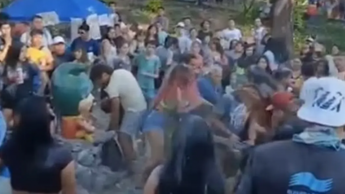 Desentierro violento en Jujuy: se trenzaron a pi�as y dos mujeres quedaron demoradas�