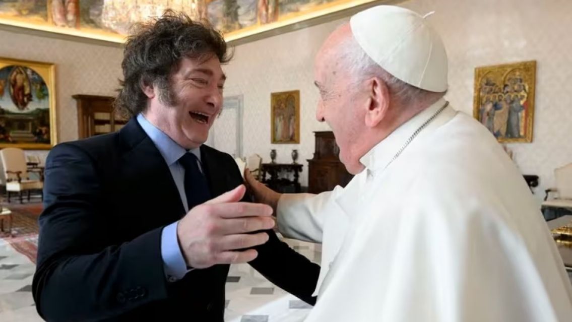 Más austero imposible: los regalos "gasoleros" que le llevó Javier Milei al Papa Francisco