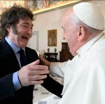 Más austero imposible: los regalos "gasoleros" que le llevó Javier Milei al Papa Francisco