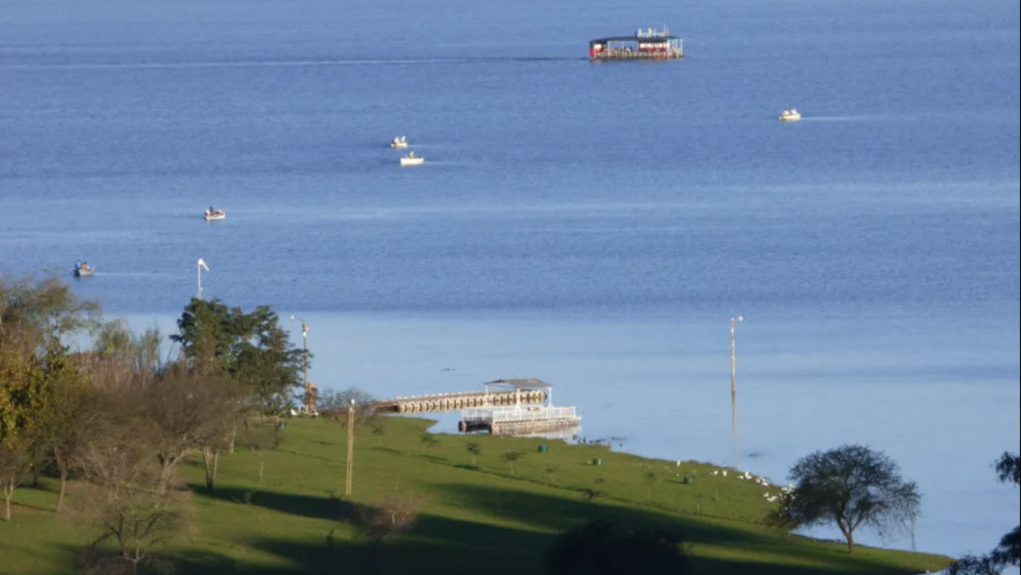 Desesperaci�n en el dique Las Maderas: la lluvia los dej� varados con un catamar�n