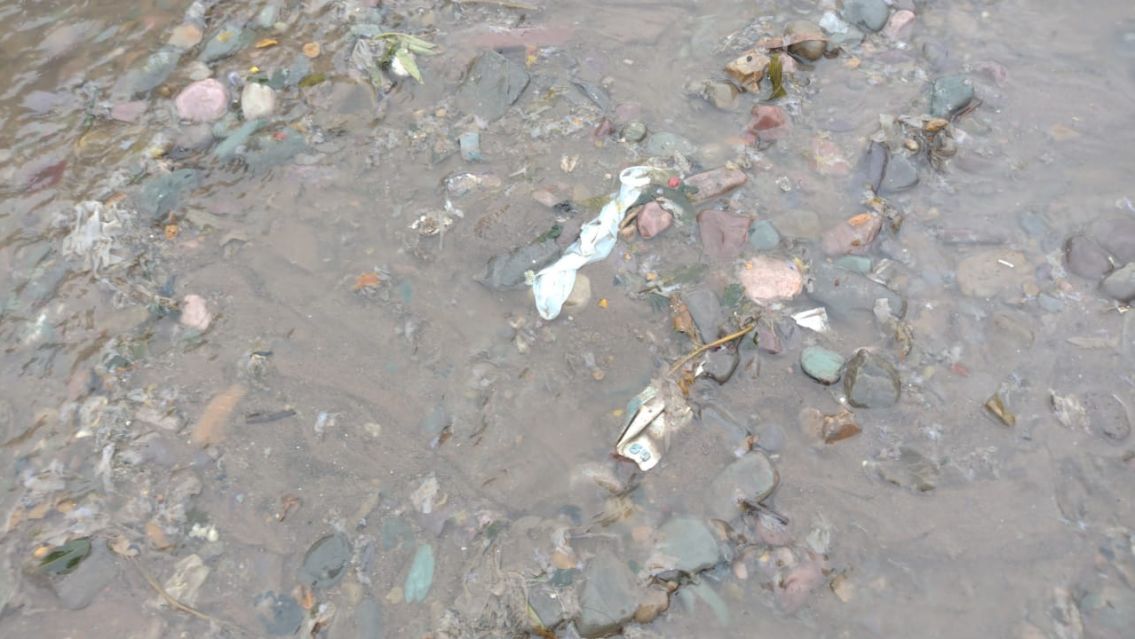 Entre materia fecal y toallitas, así despertaron vecinos jujeños: "Agua Potable no hace nada..."