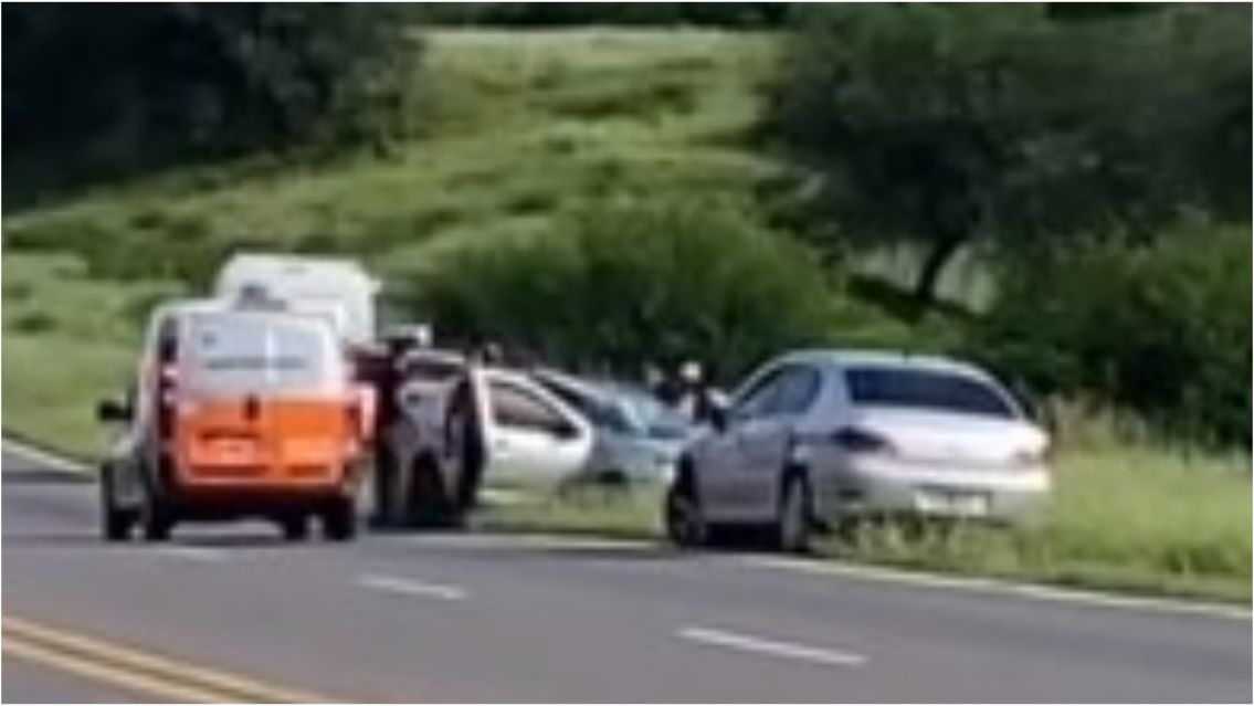 Familia completa volcó en ruta 34: el auto quedó destrozado