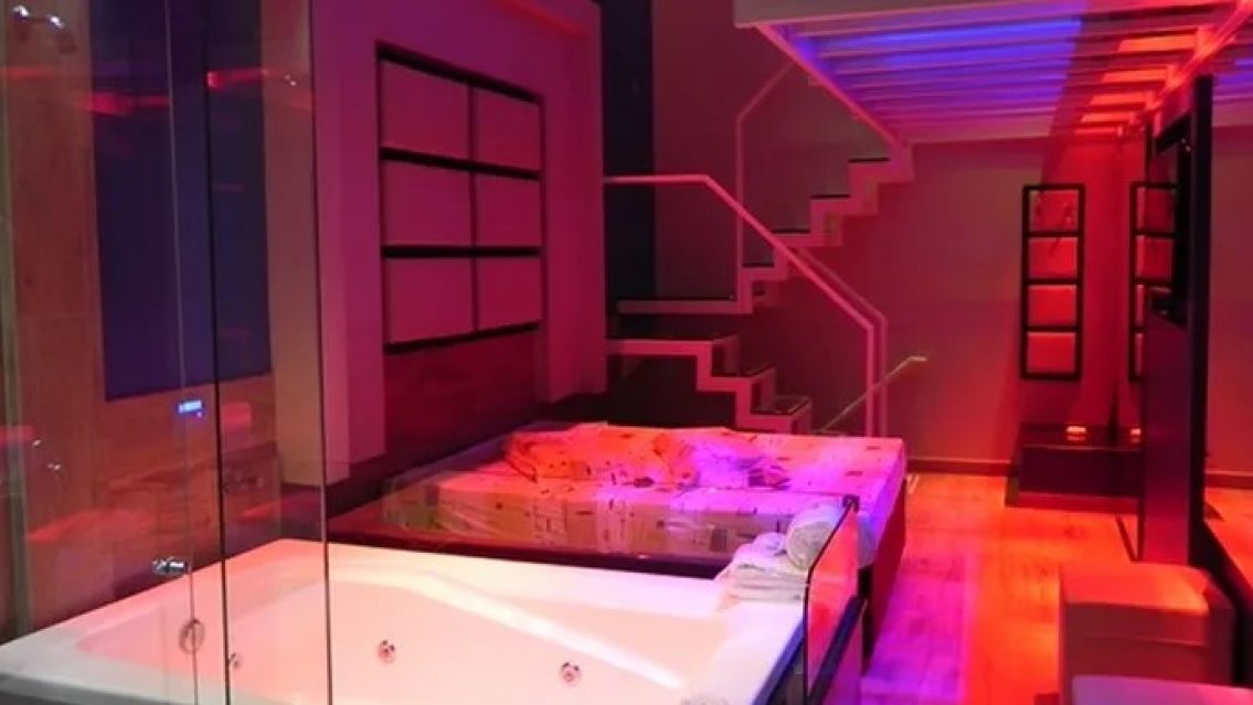 Escándalo en un telo: policía descubrió a su pareja con otro