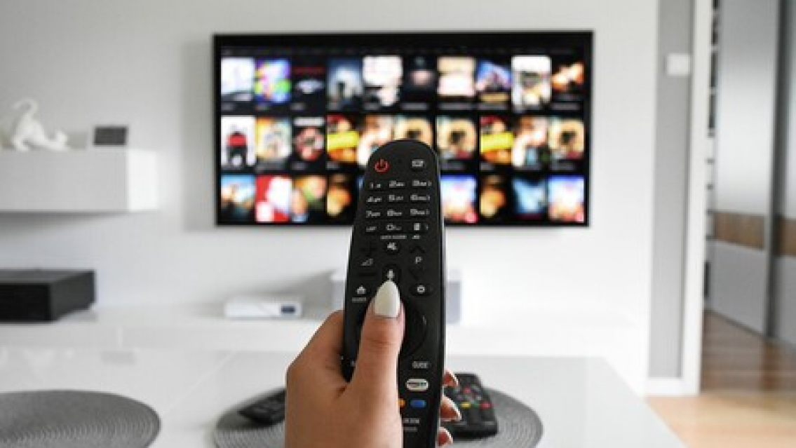 Actor de la serie más exitosa se divorció y ahora vive en una casa rodante