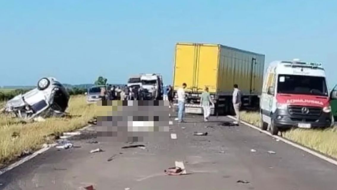 Muri� una familia tras un terrible choque en plena ruta