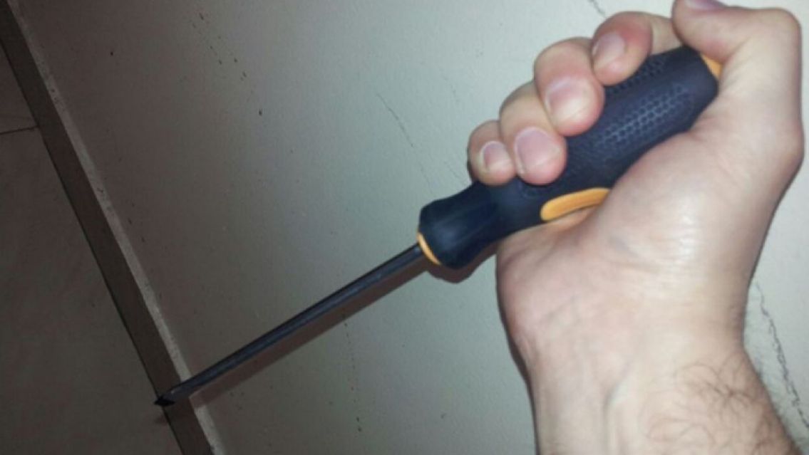 Con un destornillador, abuelo se sac� de quicio y el nieto termin� en el hospital