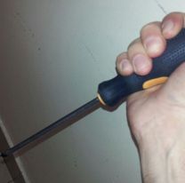 Con un destornillador, abuelo se sac&oacute; de quicio y el nieto termin&oacute; en el hospital