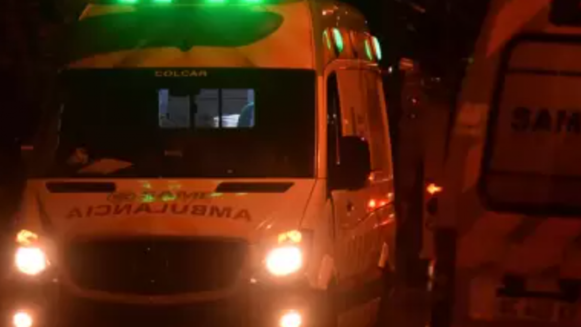"Dame tu tel�fono": Juje�a agarr� a su novia con una botella cortada