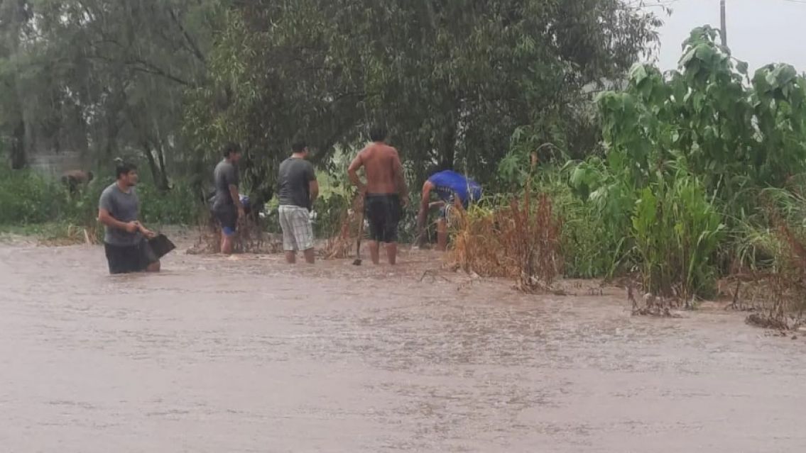 Vecinos de Monterrico enfrentan inundaciones: denuncian abandono de la municipalidad