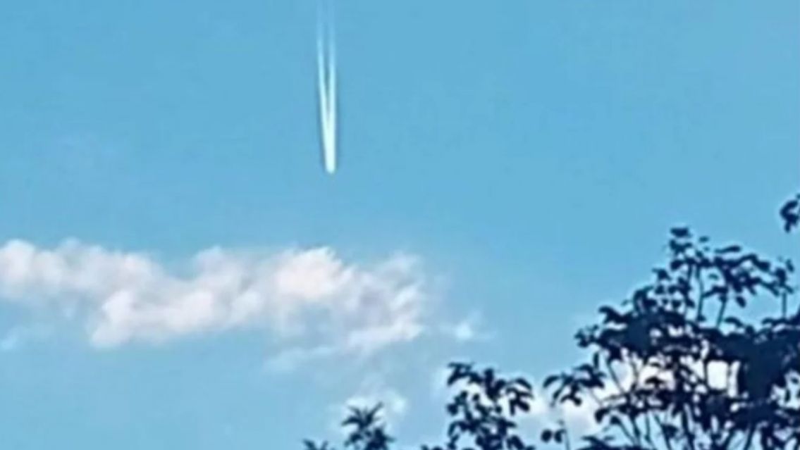[INS�LITO] Extra�os objetos cayeron del cielo y todo el mundo se tir� al piso