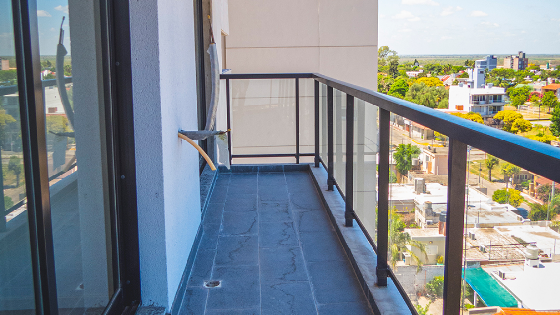 No lo dejaban salir a jugar, se tir� de un s�ptimo piso y muri�. Ten�a 7 a�os