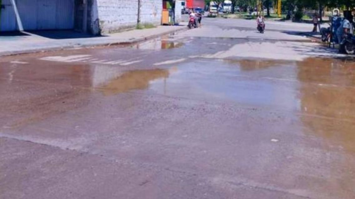 Vecinos de San Pedro denuncian p�rdidas de agua en d�nde ya arregl� Agua Potable