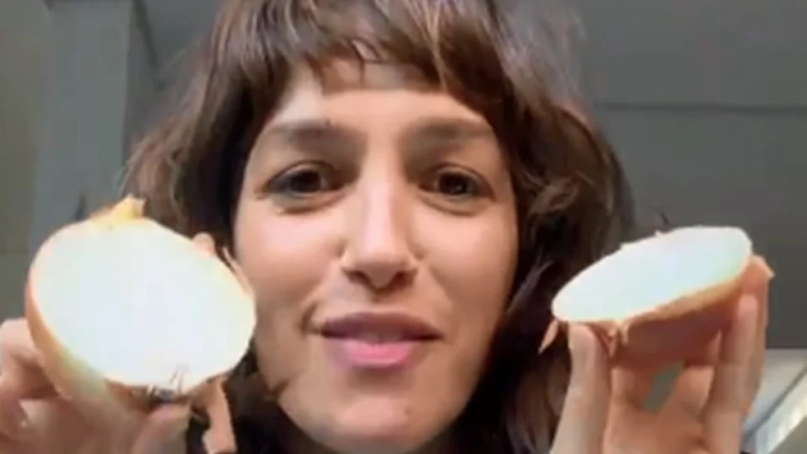 Cómo cortar cebollas sin llorar, divertido y eficaz truco de la actriz Cande Vetrano