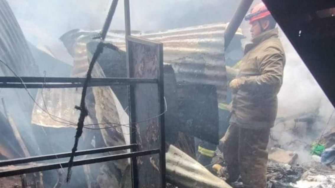 Jujeños prendieron un horno de barro y casi incendian la casa entera