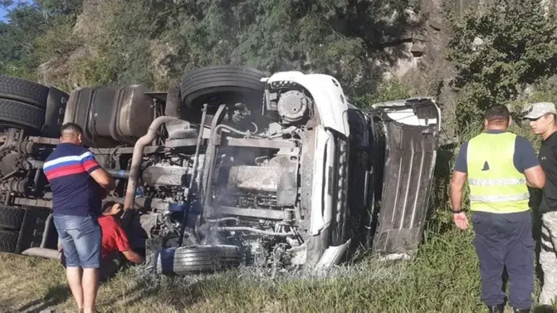 Vuelco y otra vez una muerte en la ruta. Falleci� camionero norte�o