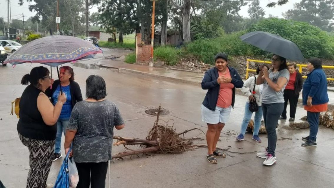 Vecinos de Palpalá hartos: "Cada vez que llueve, nos inundamos"