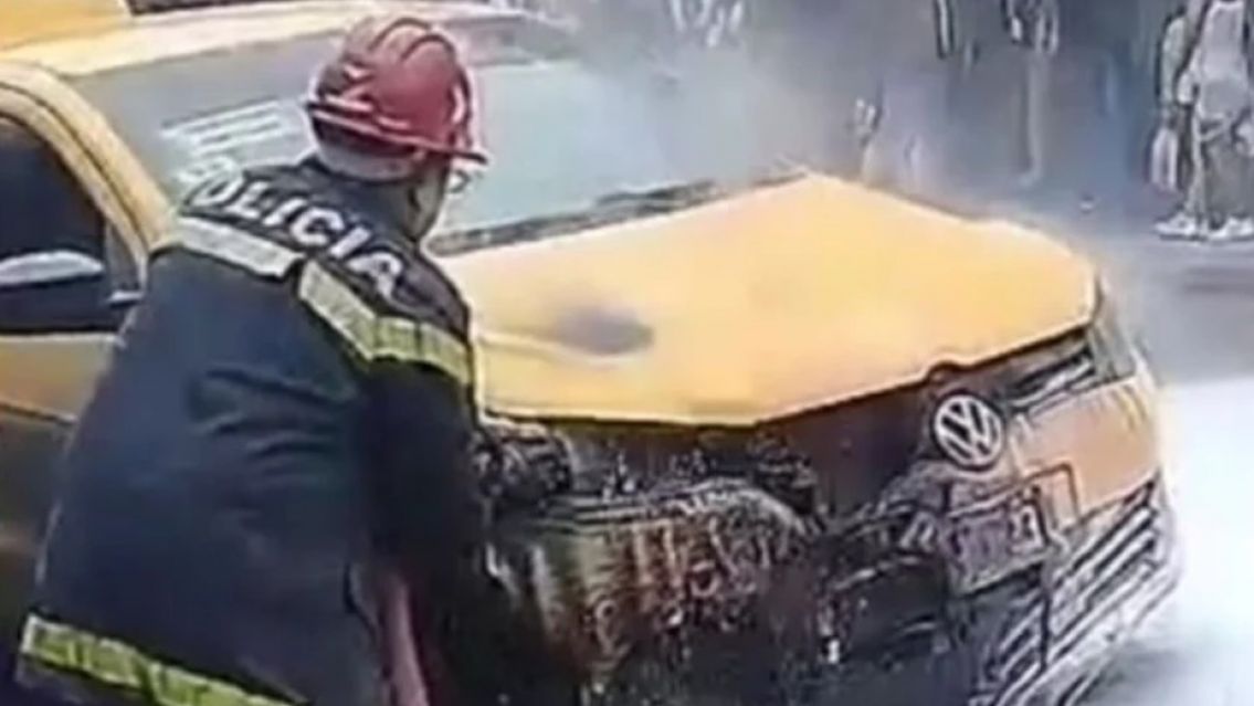 Brutal incendio de un taxi en la vieja terminal generó pánico entre todos los jujeños