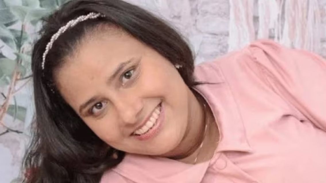 Cocinaba con aceite hirviendo, le puso agua y la sartén explotó en su cara