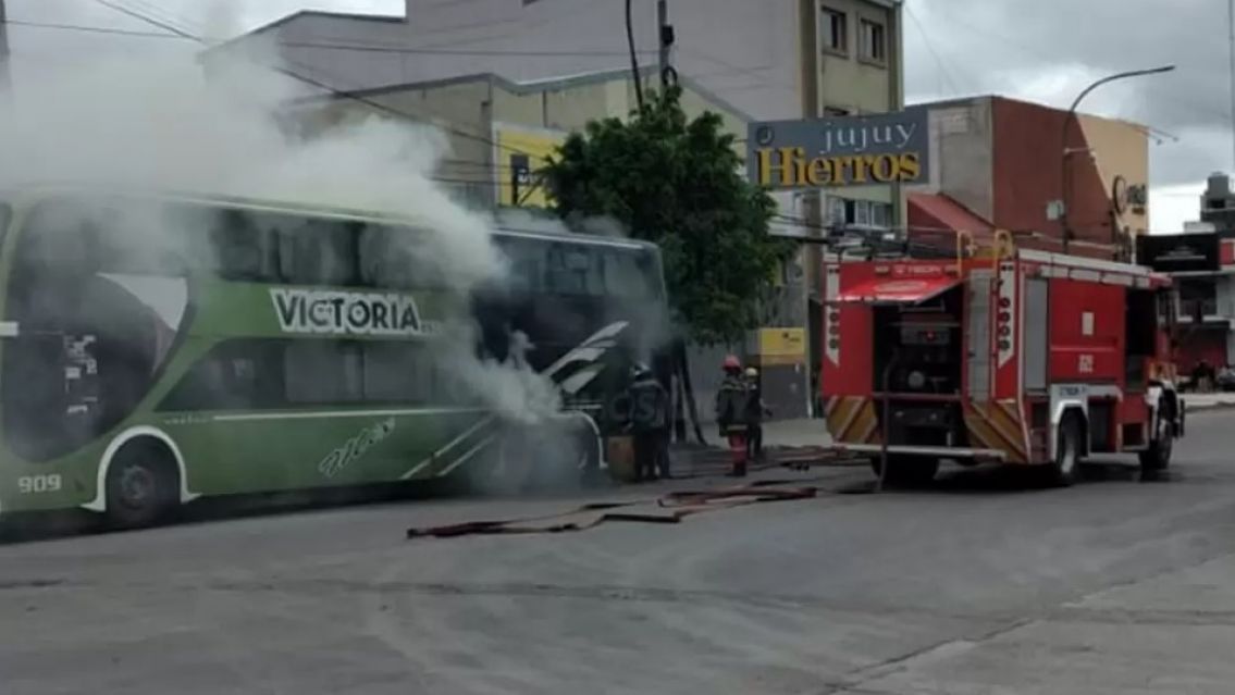 Se incendió un colectivo en pleno centro de Jujuy: No hubo heridos