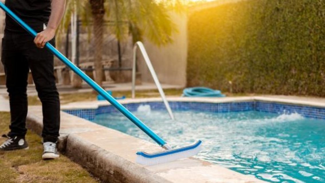 Alerta por el desaf�o de varios j�venes: varias piletas quedaron llenas de caca