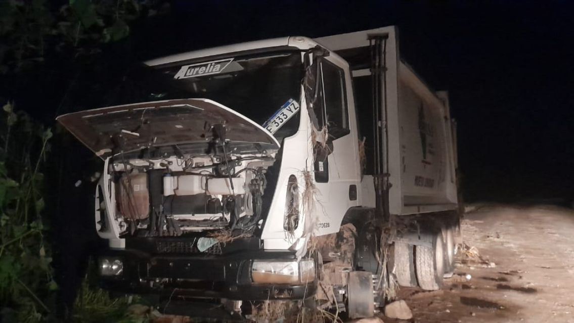 Cami�n de LIMSA qued� atrapado en el Arroyo Las Martas y le robaron todo