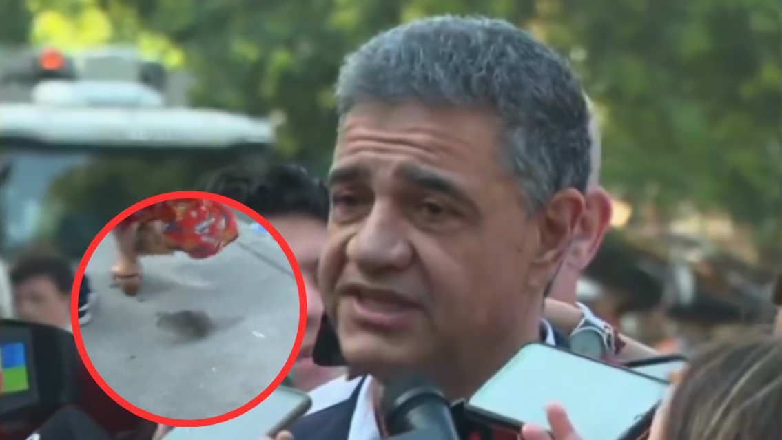 Macri hablaba y apareci� una rata gigante: Los periodistas la agarraron a patadas