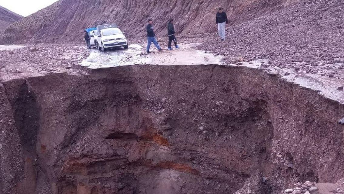 El temporal de Jujuy dej� un tremendo crater en la ruta 52