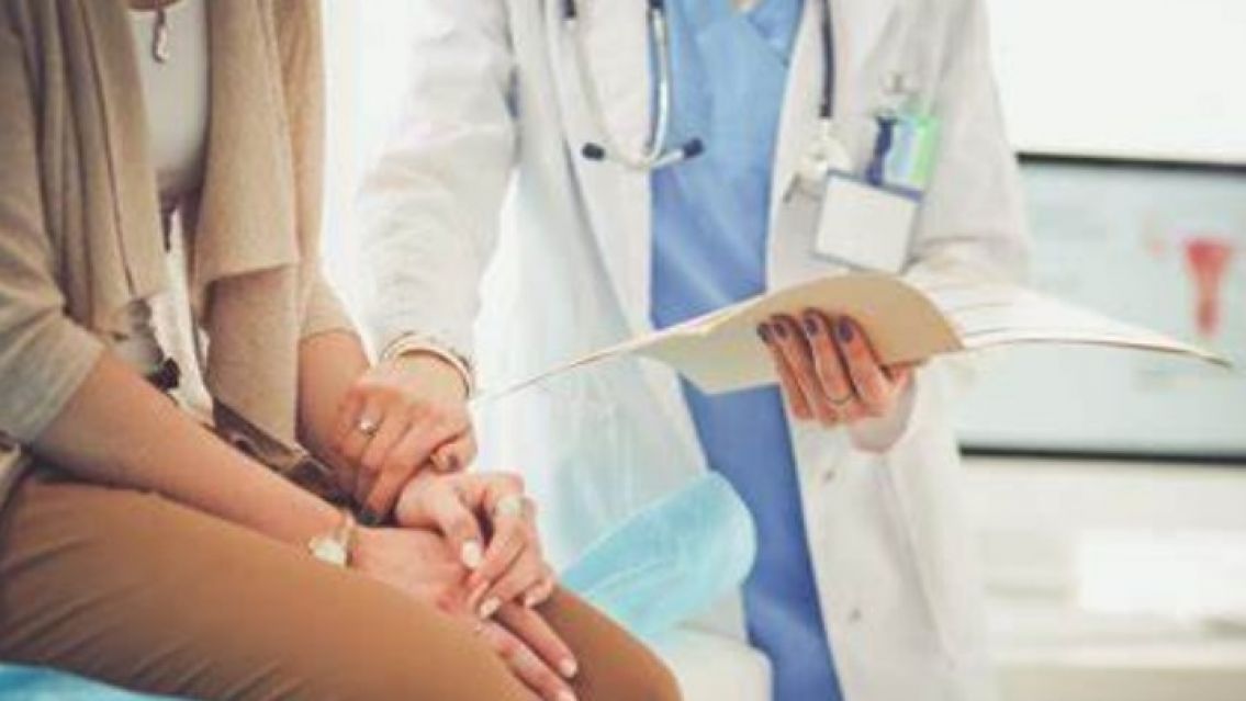 A una mujer le dijeron que tenía un tumor, pero estaba embarazada y perdió al bebé