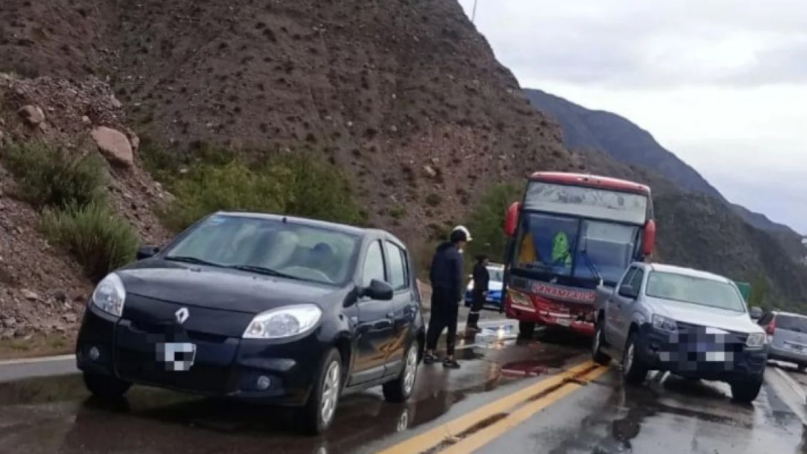 Se desmoron� un cerro en la ruta 9 y provoc� un brutal choque en cadena