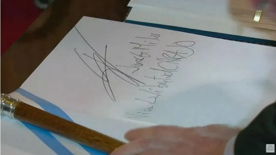 La insólita firma que utilizó Milei en el Congreso