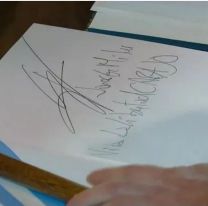 La ins&oacute;lita firma que utiliz&oacute; Milei en el Congreso