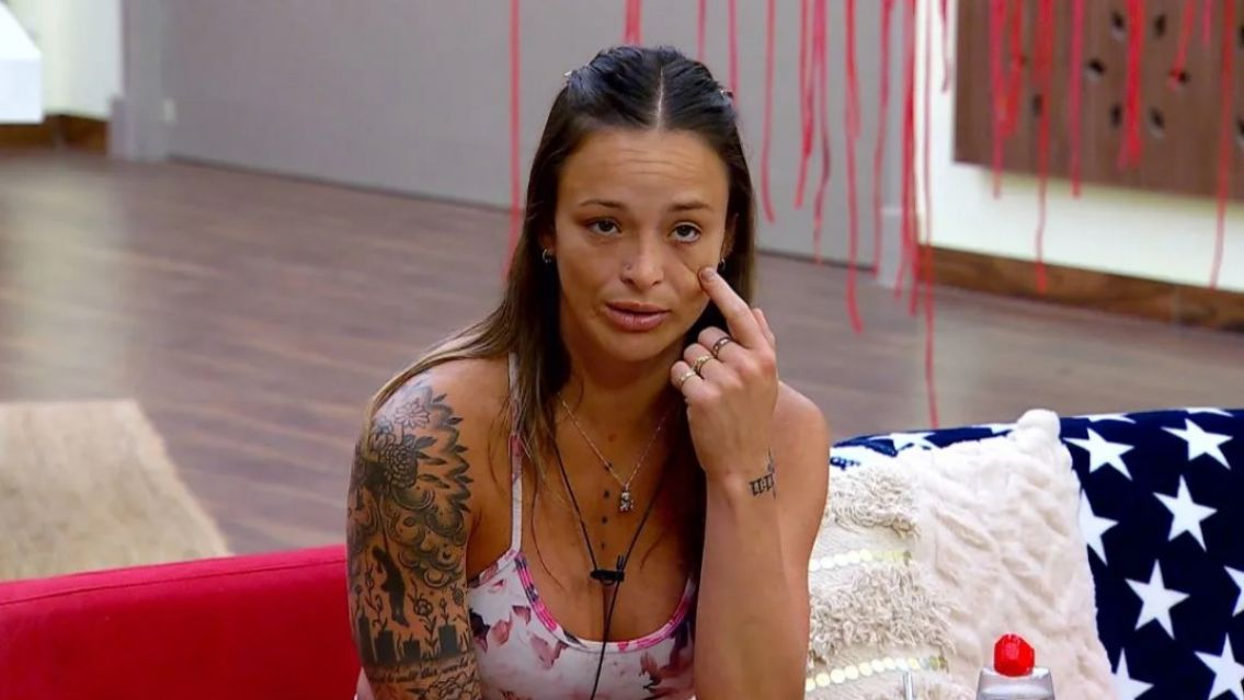 "Le dej� negro el ojo de dos pi�as": Agostina de Gran Hermano agarr� al pap� de su hija