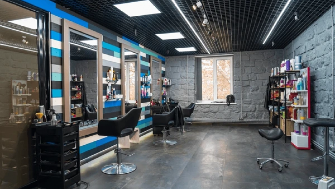 Pasó de jugar con Boca, River, con los más grandes a tener su peluquería en casa