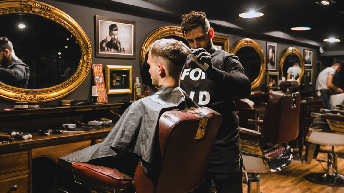 El "doble" de Rodrigo De Paul que también jugó en primera y ahora es peluquero