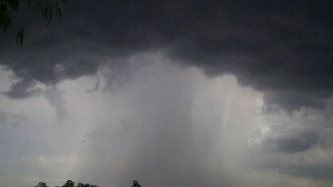 En plena tormenta, dos jóvenes cayeron al río y fueron arrastrados por el agua