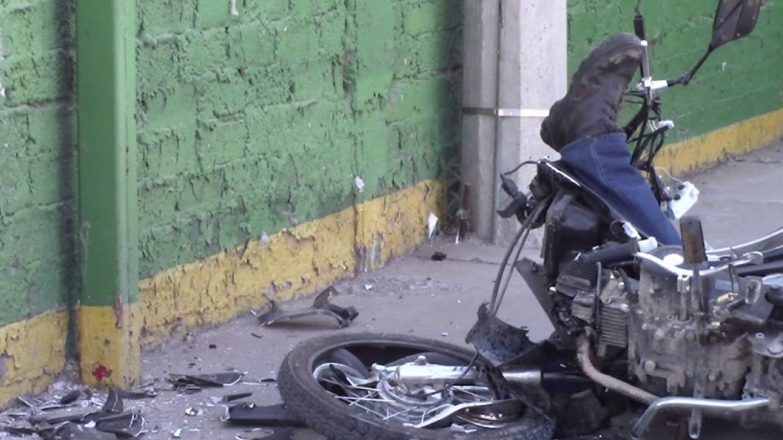 Dos criaturas jujeñas manejaban una moto y se estampillaron contra una pared