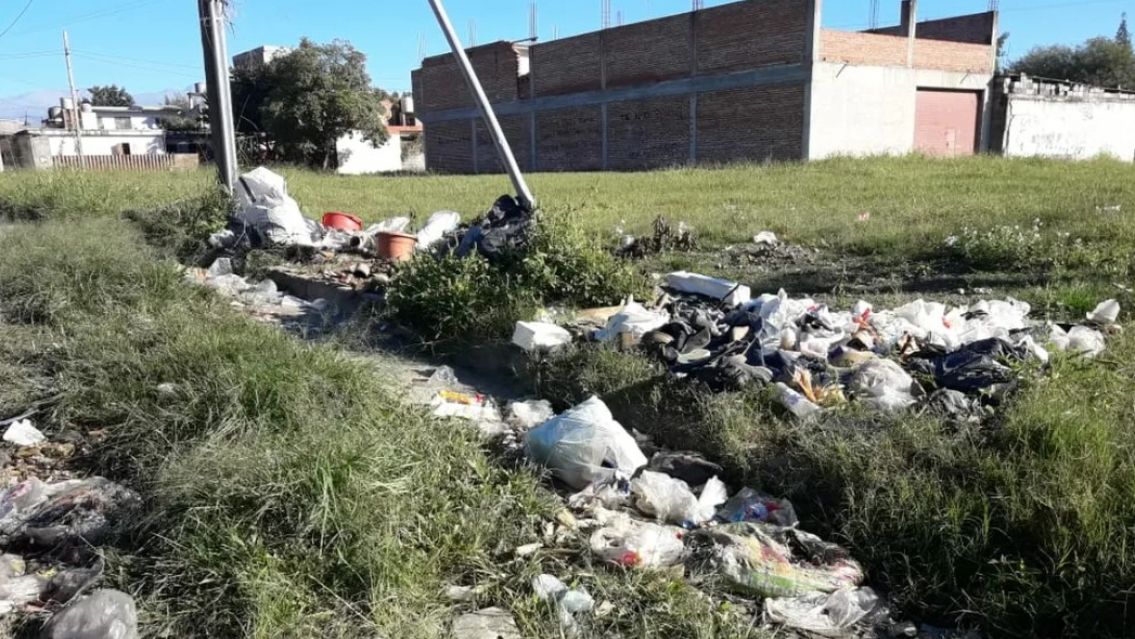 Vecinos de Palpalá denuncian que no pasa el camión de basura: "Vamos a llevarla a la municipalidad"