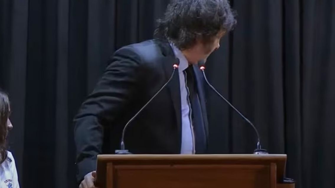 La ins�lita reacci�n de Milei ante el desmayo de un alumno en pleno acto