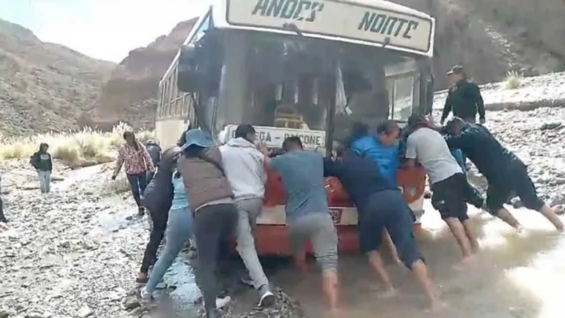 Alumnos y docentes jujeños se bajaron a empujar un micro que quedó atrapado en la ruta 40