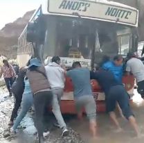 Alumnos y docentes juje&ntilde;os se bajaron a empujar un micro que qued&oacute; atrapado en la ruta 40