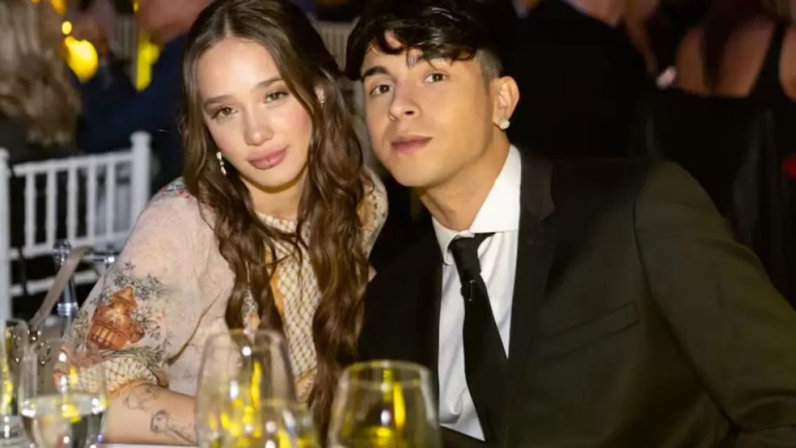 Ángela Torres y Rusherking oficializaron su romance en el show de Luis Miguel