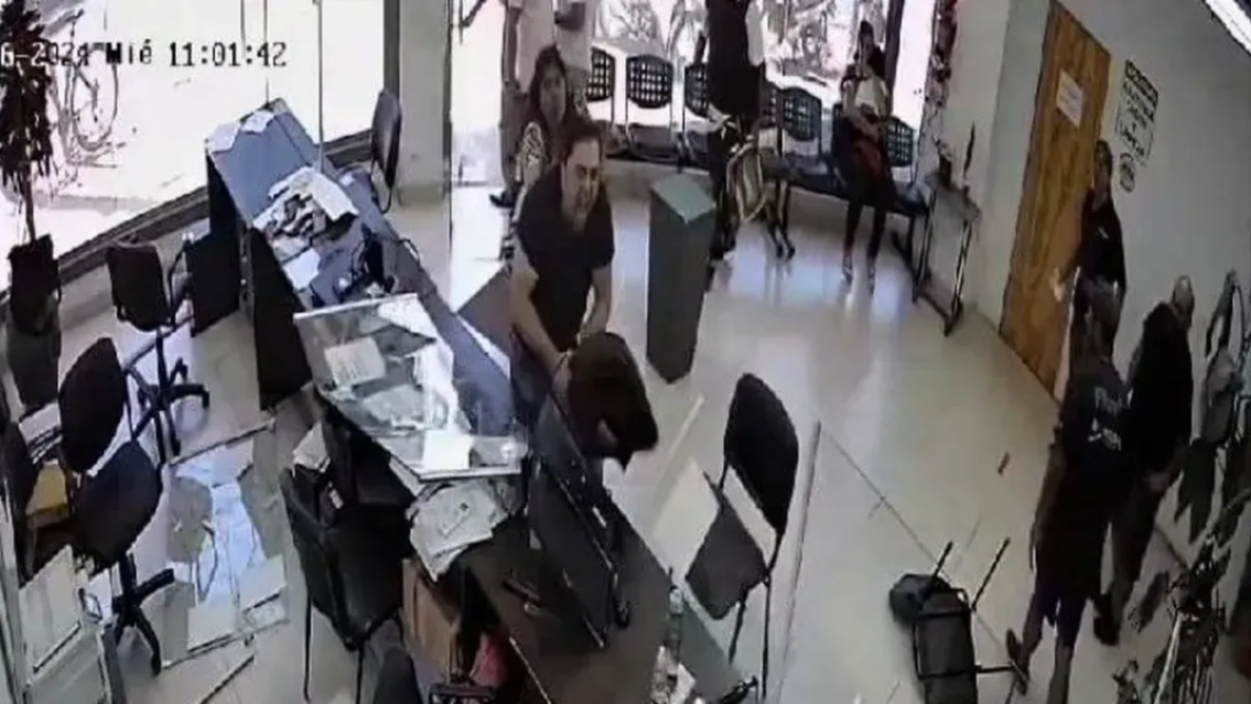 La boleta de luz le llegó con aumentos: fue a reclamar, se calentó y rompió todo