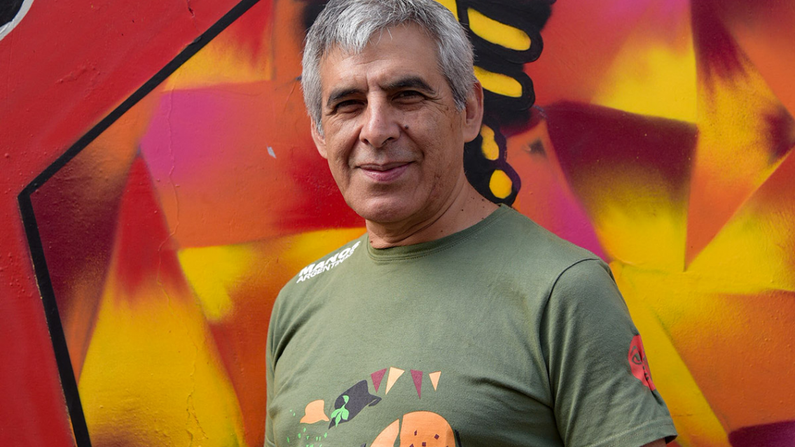 Primero Lali y ahora Peteco Carabajal, el músico también se va del país